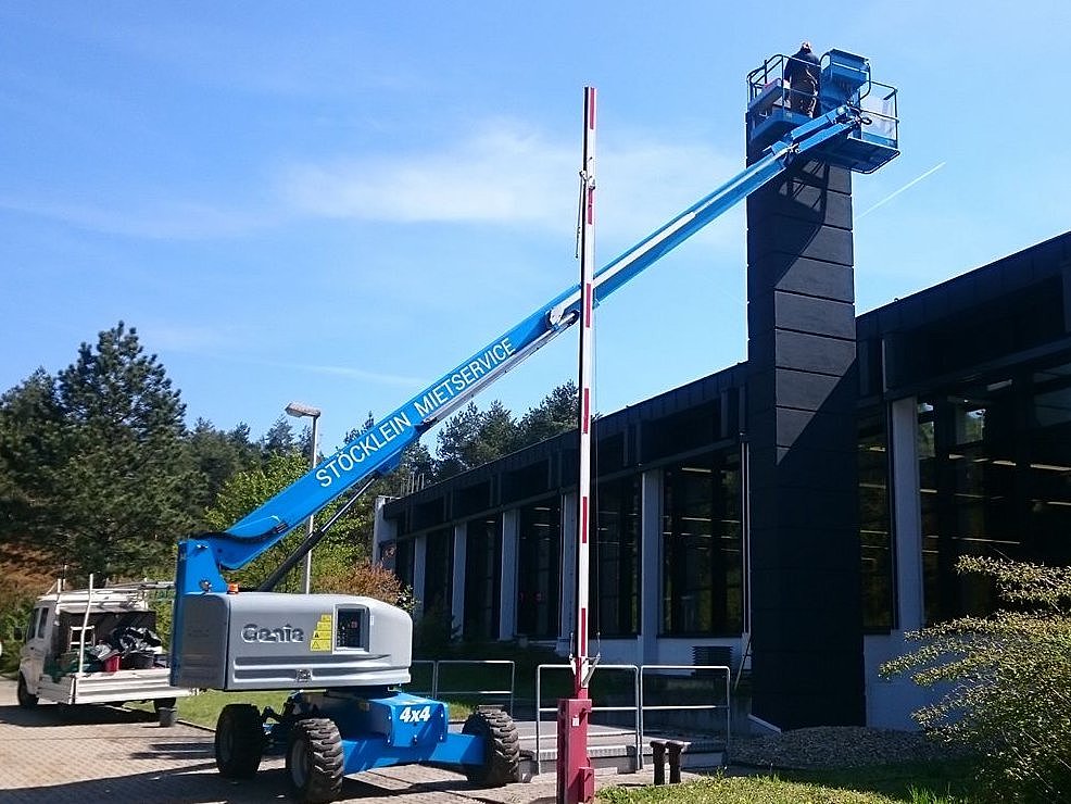 blaue Teleskop-Arbeitsbühne von Stöcklein Mietservice