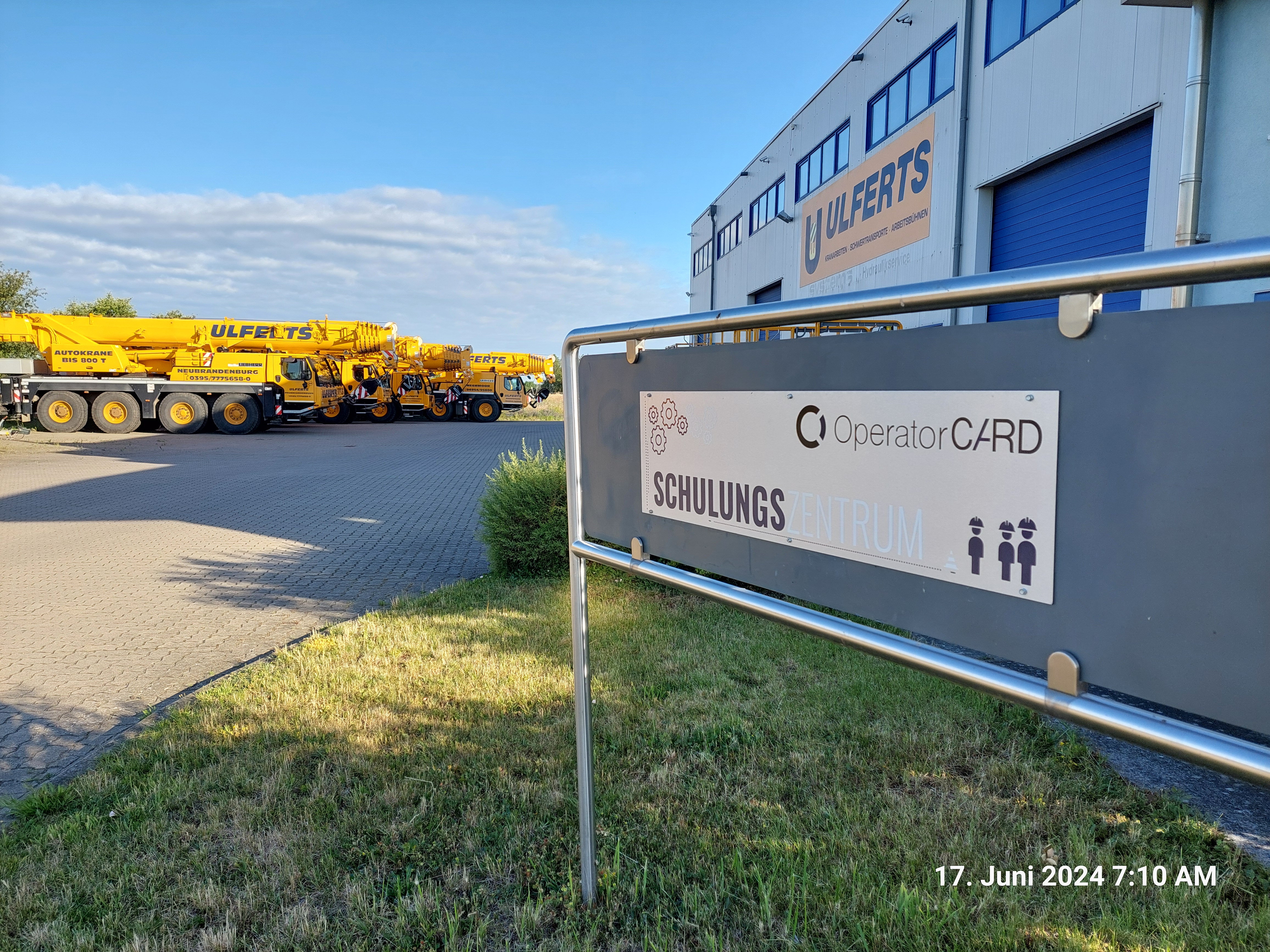 Hinweisschild zum Schulungszentrum Ulferts Neubrandenburg Hinweisschild zeigt den Weg zum Schulungszentrum Ulferts in Neubrandenburg